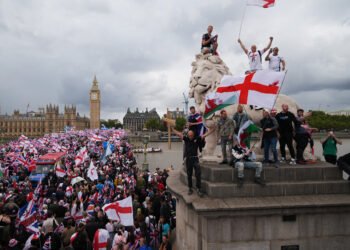 Far-Right Rally in London Draws Record Crowds Amid Clashes with Police