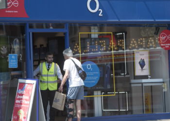 UK Mobile Retailers Lock Doors Amid Surge in Organised Phone Thefts