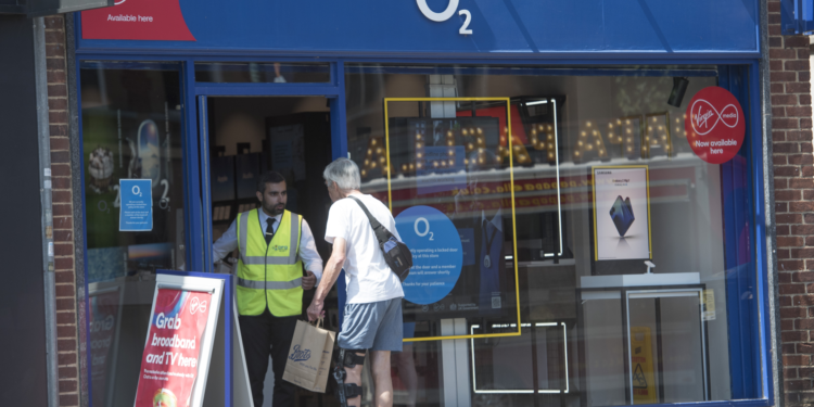 UK Mobile Retailers Lock Doors Amid Surge in Organised Phone Thefts