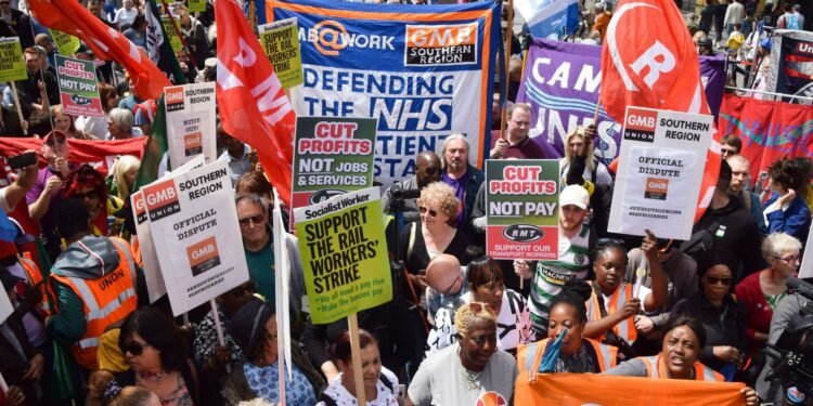 Anti-Immigration Protesters and Counter-Protesters Clash in Glasgow