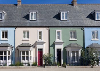 UK Housing Market Returns to Growth Amid Signs of Stability and Regional Variation