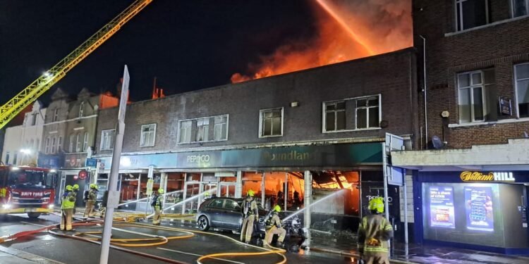 Massive London Poundland Fire Engulfs High Street