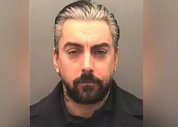 Paedophile Singer Ian Watkins Dies After Prison Attack