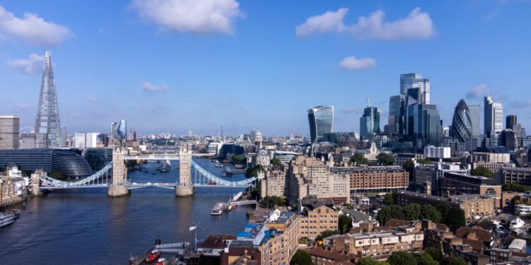 UK GDP edges up 0.1% in August as Reeves faces budget pressure