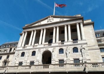 UK unemployment falls to 4.2% amid strong job growth