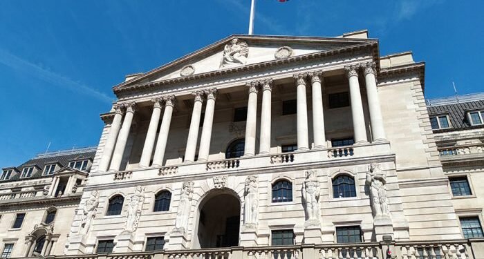 UK unemployment falls to 4.2% amid strong job growth