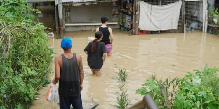 Six Dead as Super Typhoon Fung-wong Hits the Philippines