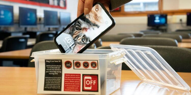 Government urges schools to ban phones to curb classroom disruption
