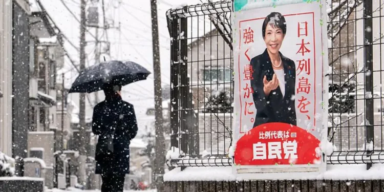 Japanese Brave Snow to Vote in Snap Election