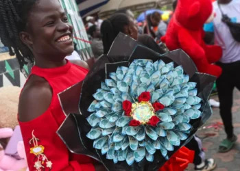 Kenyans drop flowers for Valentine's bouquets of cash