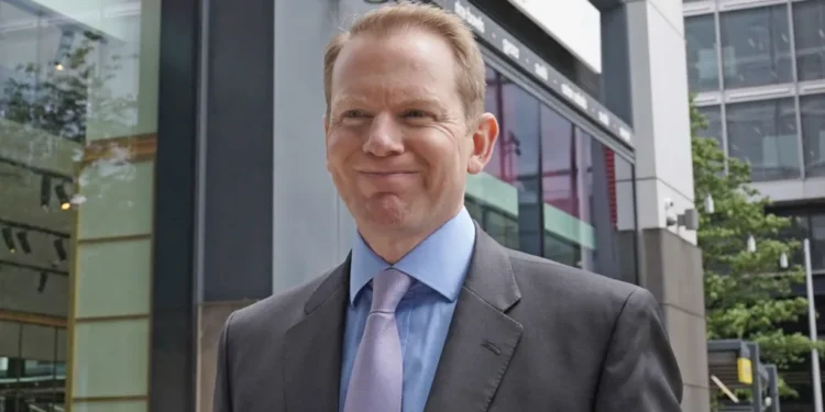 Lloyds boss staff data pay talks concern