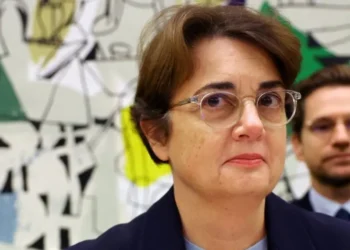 Louvre museum director resigns heist