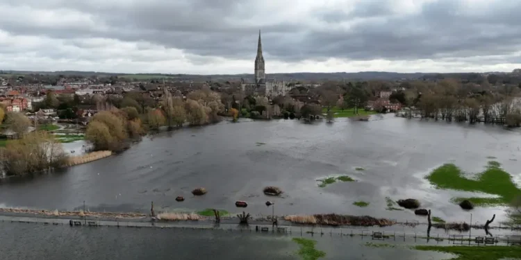 UK flooding worsen more rain forecast