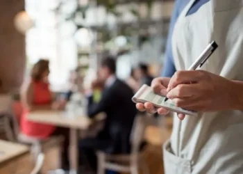 men pay restaurant bill