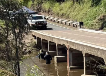 Chinese backpackers Australian floodwaters