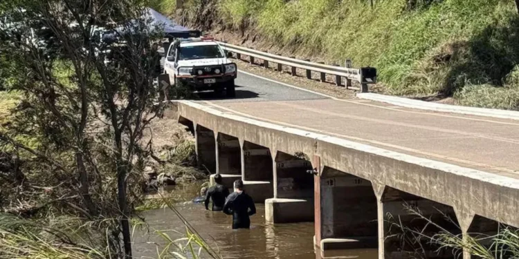 Chinese backpackers Australian floodwaters