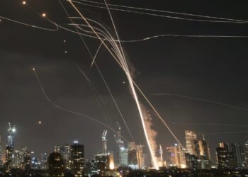 Israelis Rally Behind War Effort as Iran Strikes Tel Aviv The English Chronicle