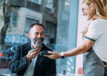 UK Banks Maintain £100 Contactless Limit Despite FCA Rule Change