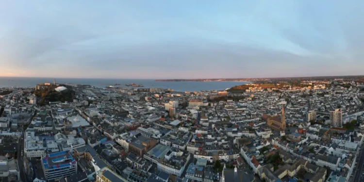 UK islander travel advice Middle East conflict