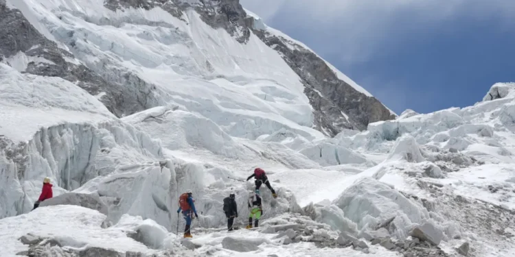 Everest route blocked glacier April 2026