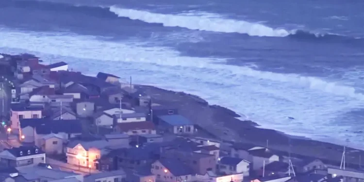 Japan Tsunami Warning to Advisory After 7.7 Earthquake