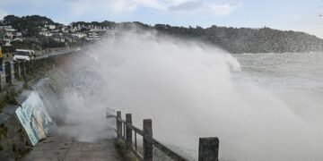 Storm Dave Hits UK Travel but Set to Ease Easter Sunday