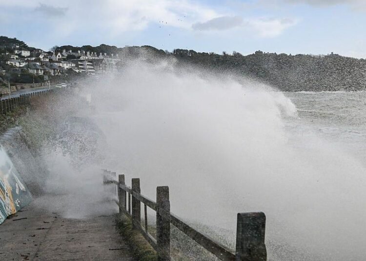 Storm Dave Hits UK Travel but Set to Ease Easter Sunday
