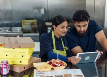 UK Minimum Wage Rises to £12.71 as Firms Warn of Cost Impact