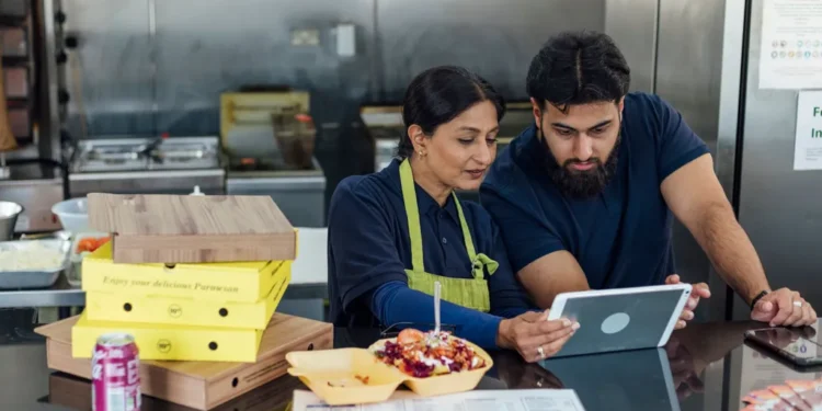 UK Minimum Wage Rises to £12.71 as Firms Warn of Cost Impact