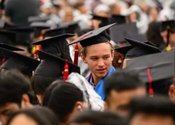 Gen Z Graduates Face Economic Uncertainty
