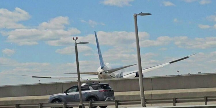 United Airlines plane hits truck Newark May 2026