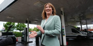 Reeves Fights to Keep Treasury Role Amid Labour Turmoil
