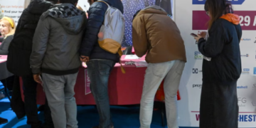 UK Job Vacancies Hit Five-Year Low as Wage Pressures Persist