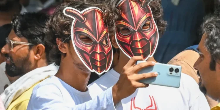 India cockroach protesters memes
