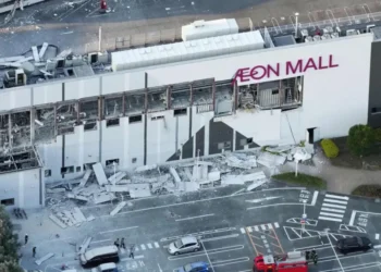 Japan earthquake shopping centre trapped people