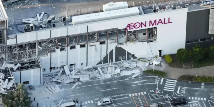 Japan earthquake shopping centre trapped people