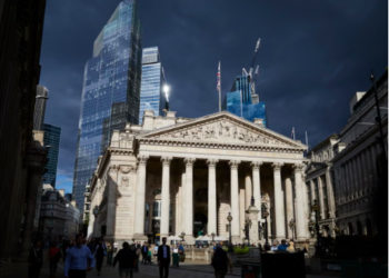 Bank of England Eases Rules Despite Rising AI Risks