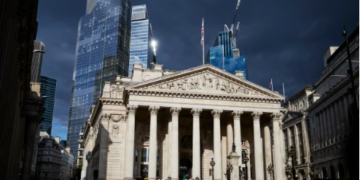 Bank of England Eases Rules Despite Rising AI Risks