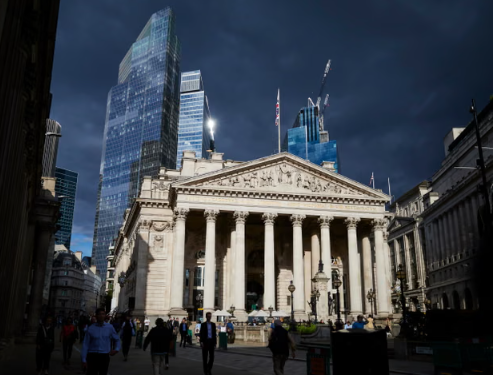Bank of England Eases Rules Despite Rising AI Risks