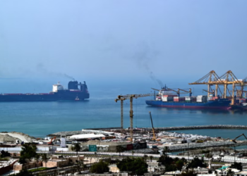 Trump Threatens Iran Power Strikes Over Hormuz Impasse