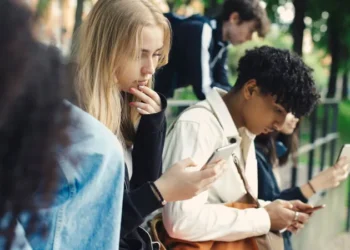 UK social media curfew teenagers