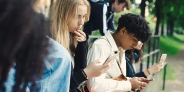 UK social media curfew teenagers