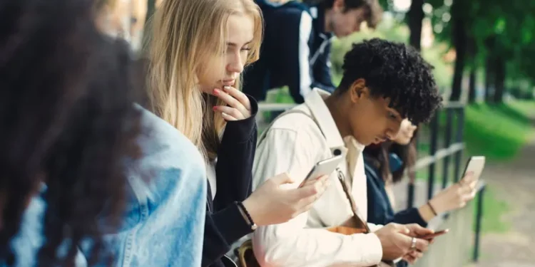UK social media curfew teenagers