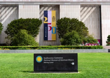 Trump Orders Signs Criticising Smithsonian Museum
