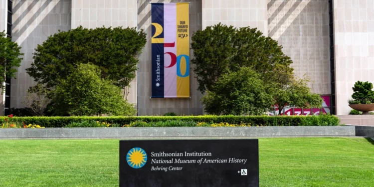 Trump Orders Signs Criticising Smithsonian Museum