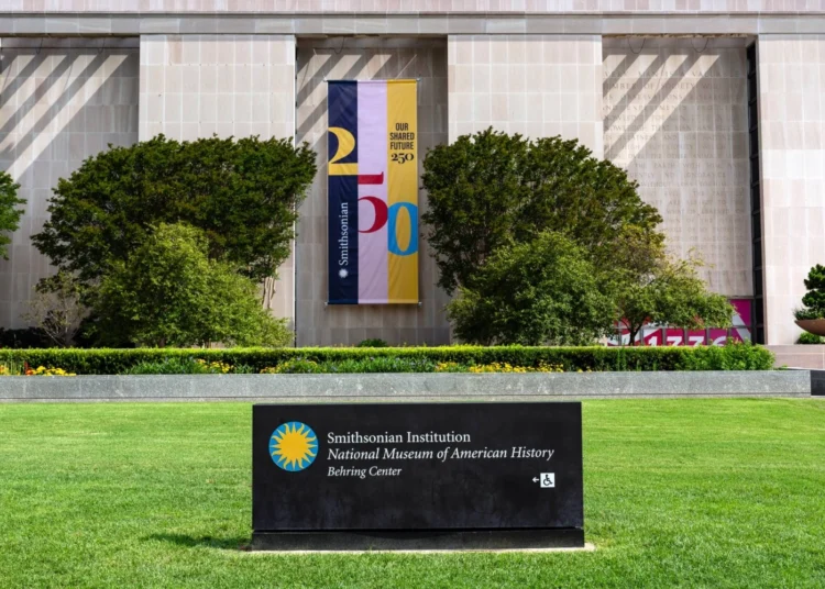 Trump Orders Signs Criticising Smithsonian Museum