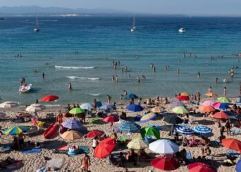 Italy's Beach Lunch Ban Sparks Holiday Backlash