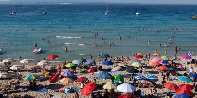 Italy's Beach Lunch Ban Sparks Holiday Backlash