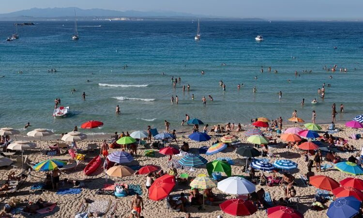 Italy's Beach Lunch Ban Sparks Holiday Backlash