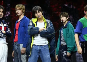 K-pop concert etiquette phone use